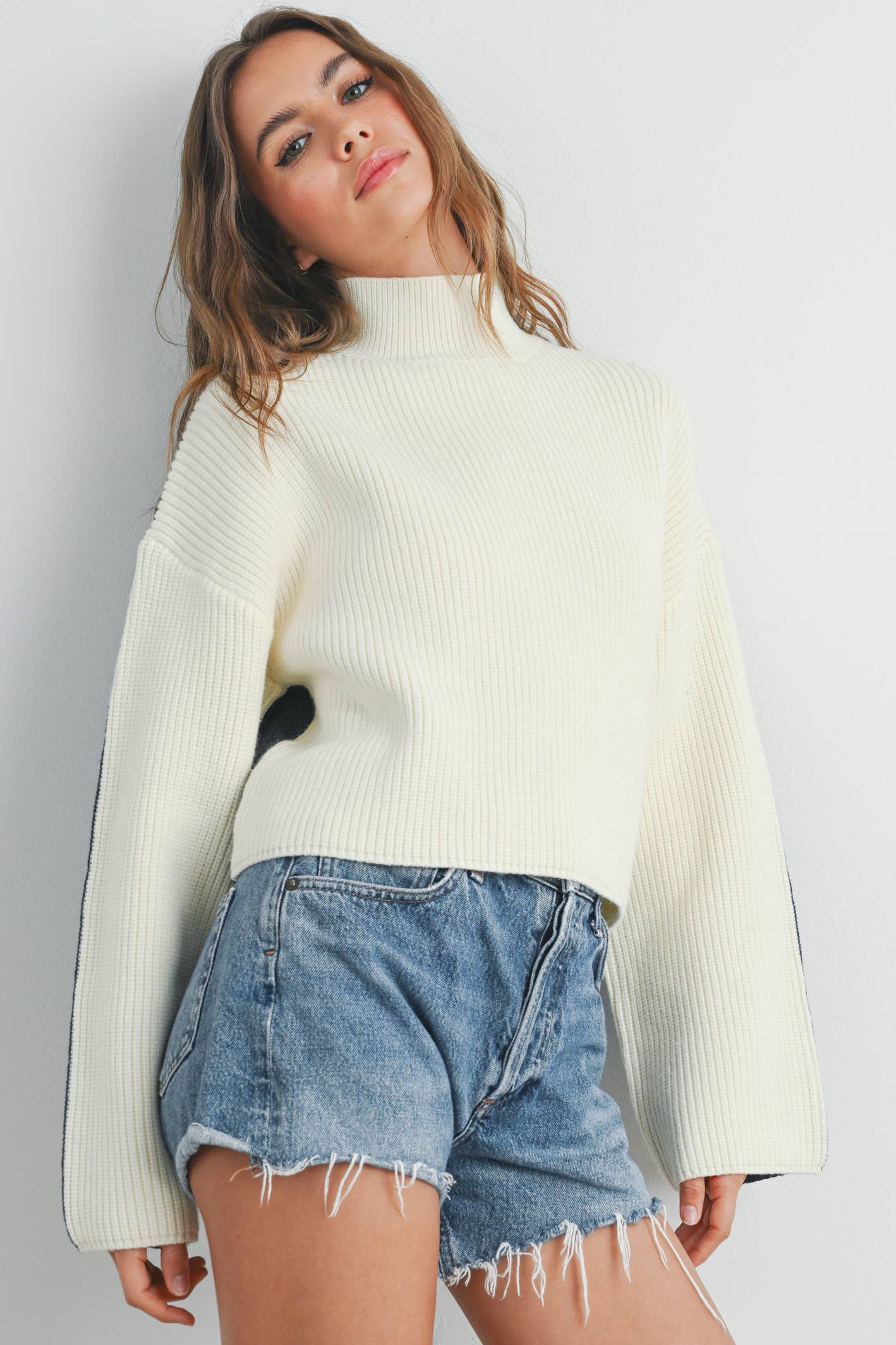 TWO-TONED TURTLENECK SWEATER