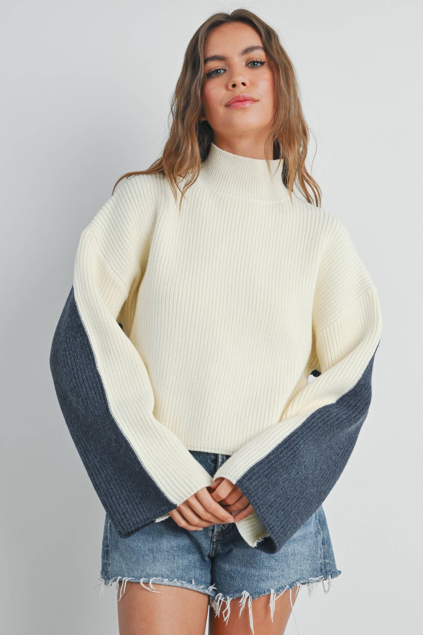 TWO-TONED TURTLENECK SWEATER